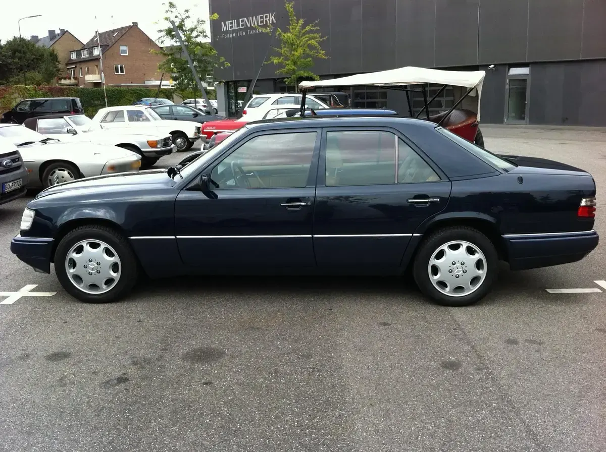 Używany Mercedes E420 279 KM (205 kW) 1994 Niebieski Sedan/Limuzyna