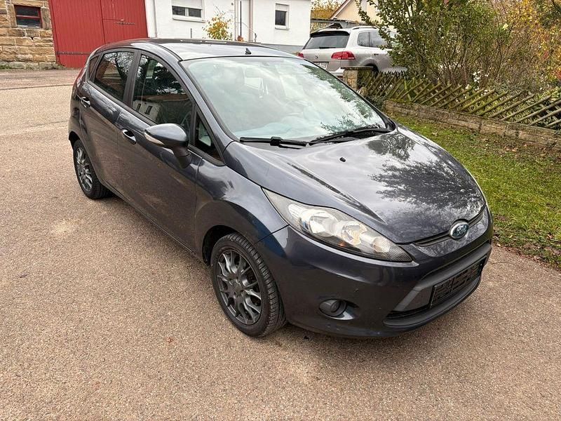 Grau Gebraucht 2010 Ford Fiesta Titanium Limousine | 3.200 € (Fairer Preis) - Bild 1/4