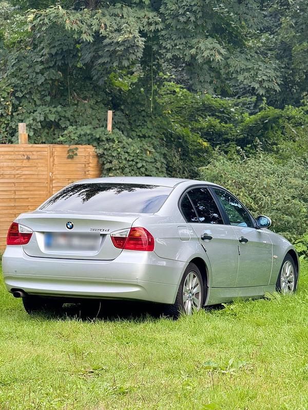 Silber Gebraucht 2006 BMW 320 Limousine | 2.800 € (Fairer Preis) - Bild 1/4