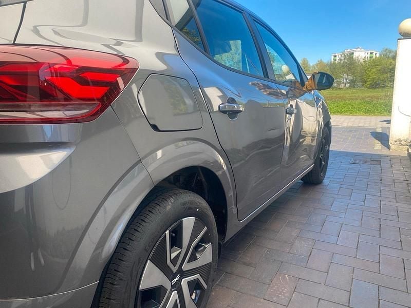Usado Dacia Sandero 90 CV (66 kW) 2025 Gris Utilitario