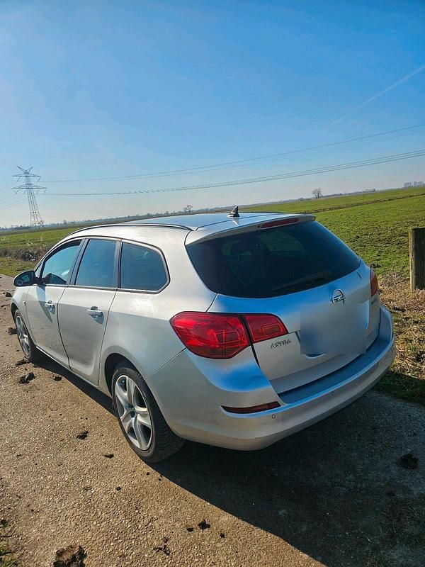 Gebraucht Opel Astra 116 PS (85 kW) 2011 Silber Limousine