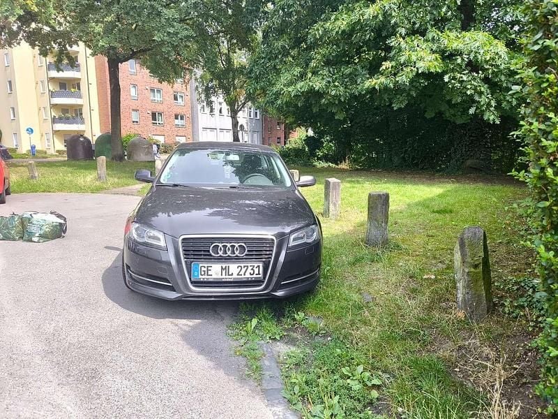 Grau Gebraucht 2011 Audi A3 Sportback Ambition Kombi | 6.500 € (Guter Preis) - Bild 1/4