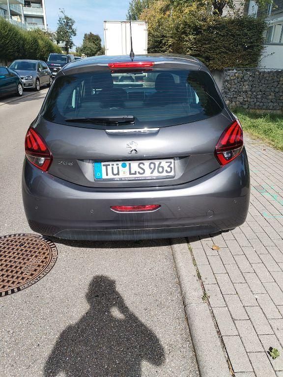 Grau Gebraucht 2019 Peugeot 208 Allure Kleinwagen | 11.500 € (Fairer Preis) - Bild 1/4
