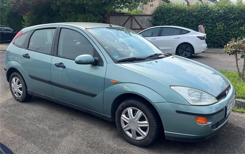 Grün Gebraucht 1999 Ford Focus Limousine | 950 € (Fairer Preis) - Bild 1/2