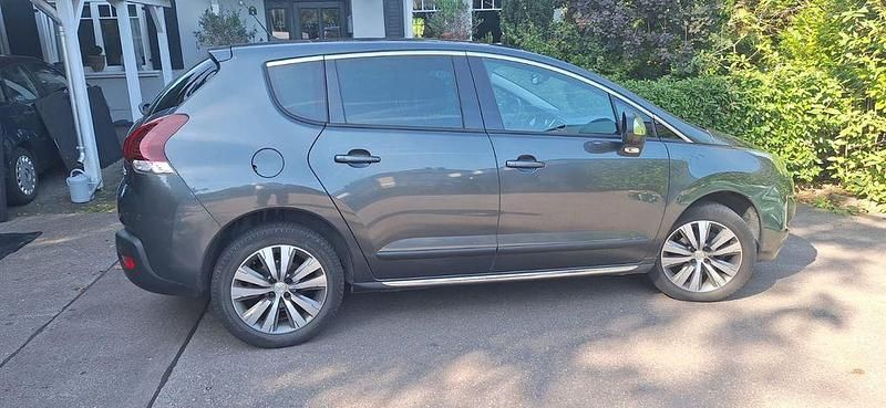 Grau Gebraucht 2015 Peugeot 3008 Allure Limousine | 6.900 € (Fairer Preis) - Bild 1/4