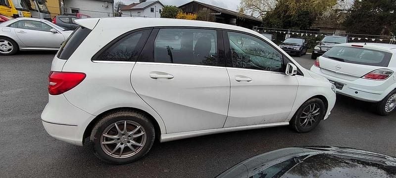 Gebraucht Mercedes B180 122 PS (89 kW) 2013 Calcitweiss  unilack Van / Kleinbus
