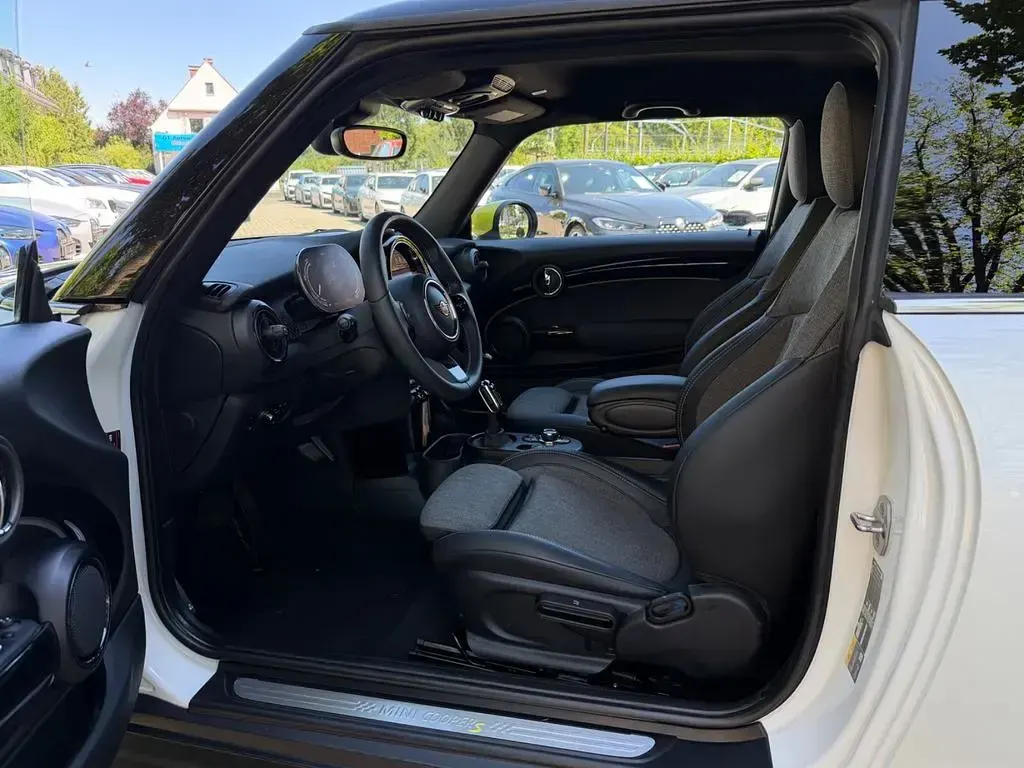 Gebraucht Mini Cooper SE 135 kW (184 PS) 2023 Weiß Kleinwagen