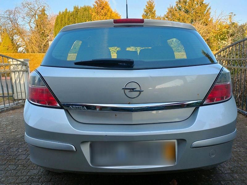 Gebraucht Opel Astra 116 PS (85 kW) 2008 Silber Limousine