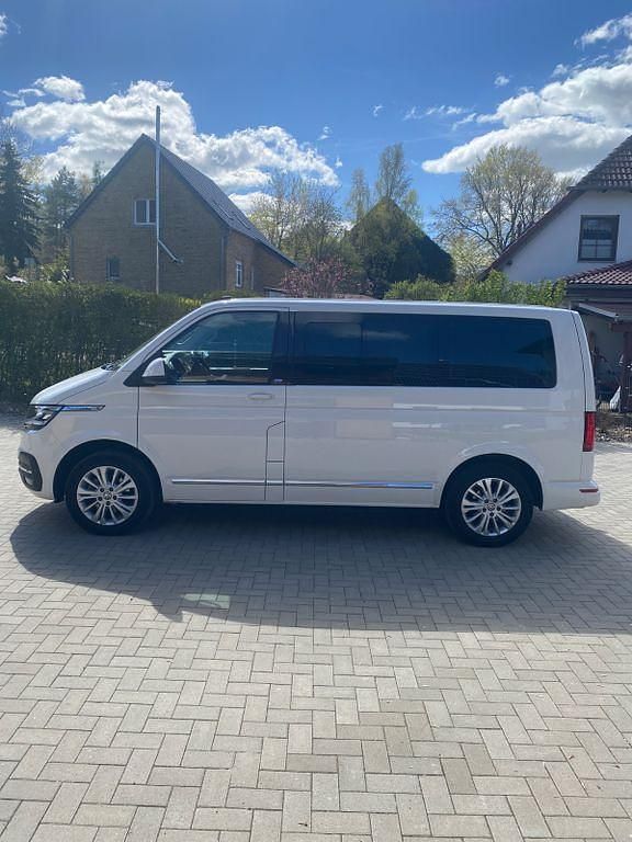 Second-hand VW Multivan 150 CP (110 kW) 2022 Alb Monovolum