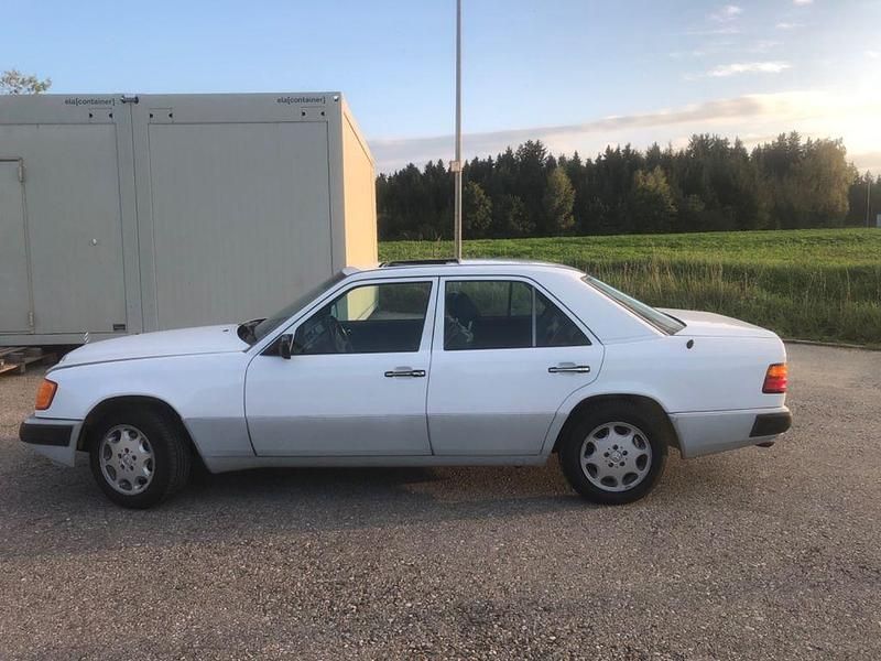 Gebraucht Mercedes E300 179 PS (131 kW) 1990 Weiß Limousine