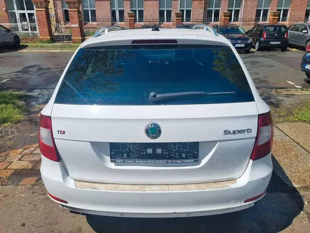 Używany Skoda Superb Elegance 170 KM (125 kW) 2012 Biały Kombi