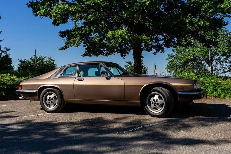 Andere außenfarben Gebraucht 1986 Jaguar XJ12 Limousine | 25.000 € - Bild 1/4