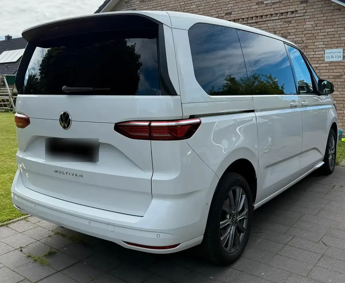 Gebraucht VW Multivan Life 150 PS (110 kW) 2023 Weiß Van / Kleinbus