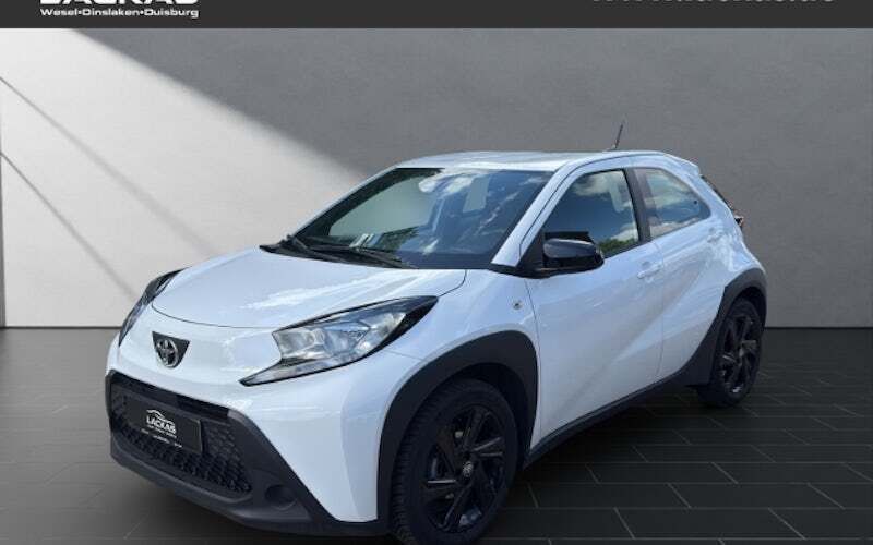 Weiß Gebraucht 2024 Toyota Aygo Business Edition Kleinwagen | 16.990 € (Etwas zu teuer) - Bild 1/4