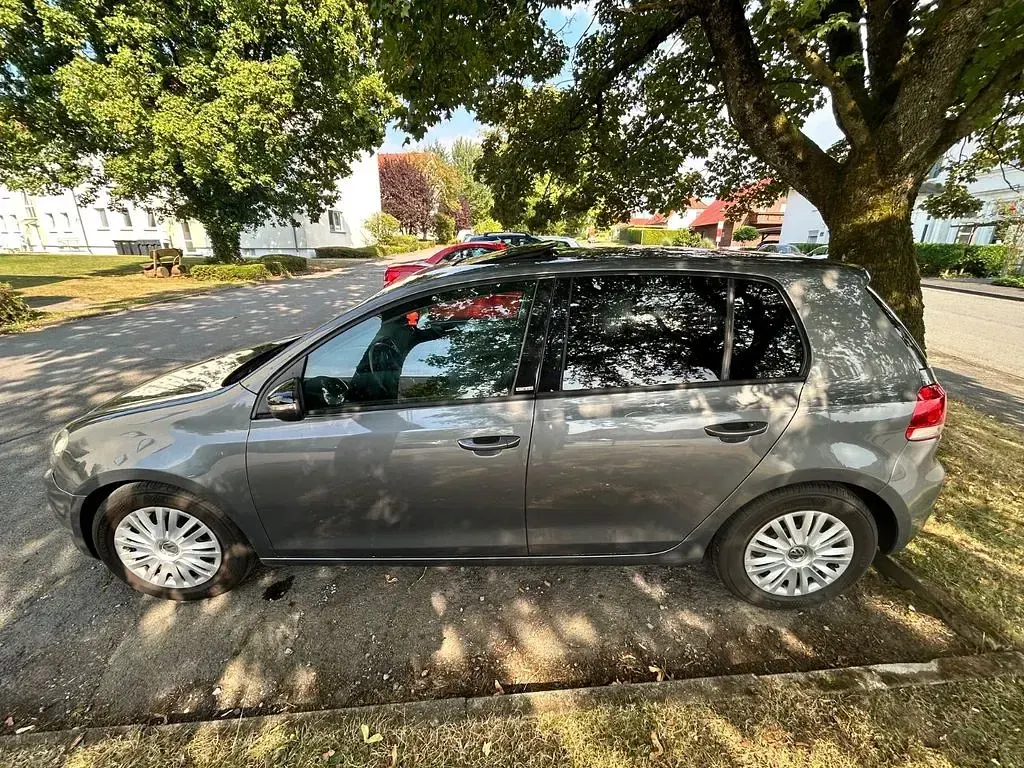 Gebraucht VW Golf VI Style 105 PS (77 kW) 2011 Grau Limousine