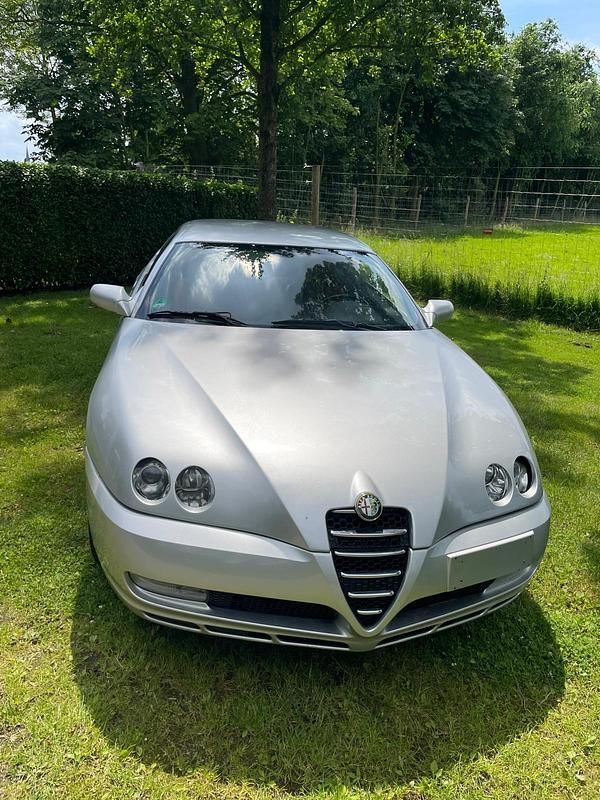 Silber Gebraucht 2004 Alfa Romeo GTV Coupé | 4.995 € (Fairer Preis) - Bild 1/4