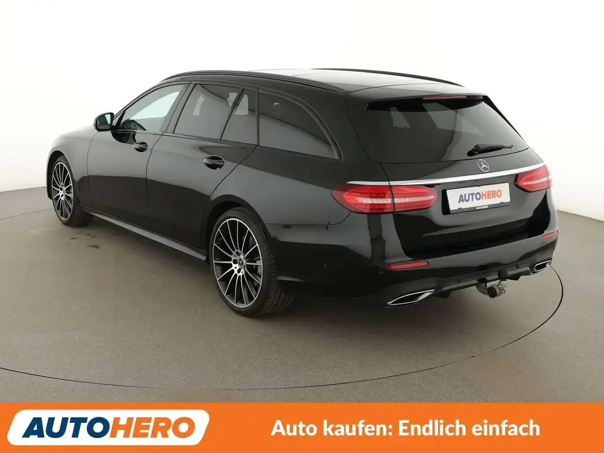 Gebraucht Mercedes E400 AMG line 330 PS (242 kW) 2023 Schwarz/baltic black Kombi