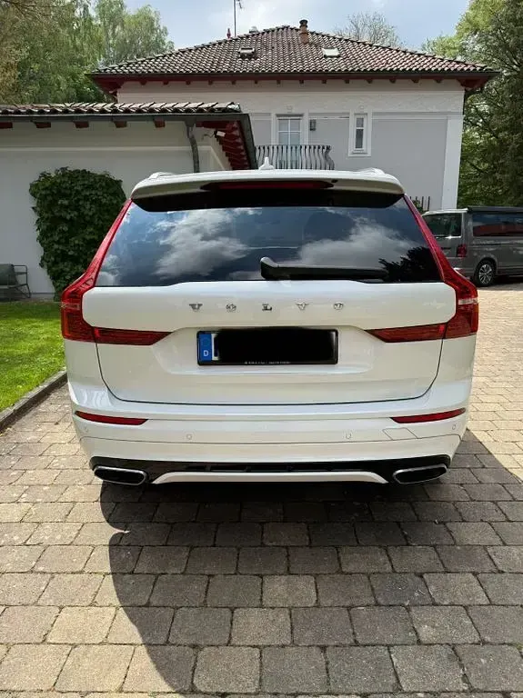 Second-hand Volvo XC60 R-Design 190 CP (139 kW) 2018 Alb SUV