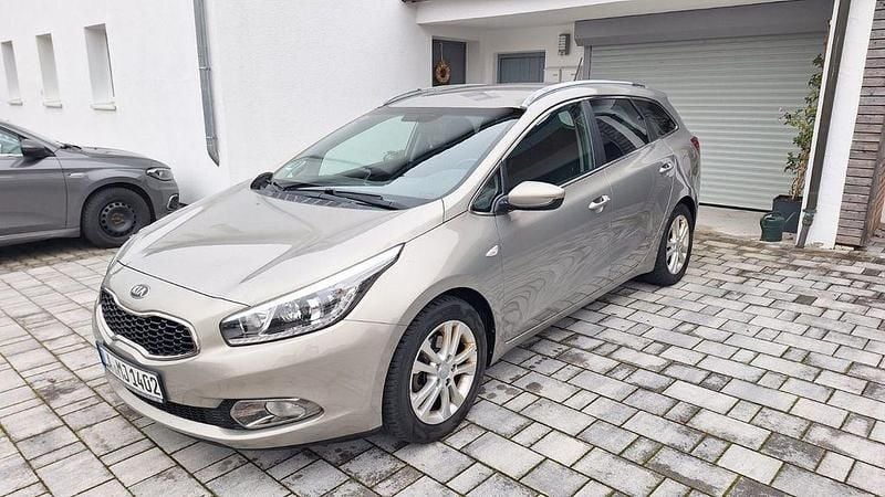 Gold Gebraucht 2013 Kia Ceed Sportswagon Spirit Kombi | 6.500 € (Guter Preis) - Bild 1/4