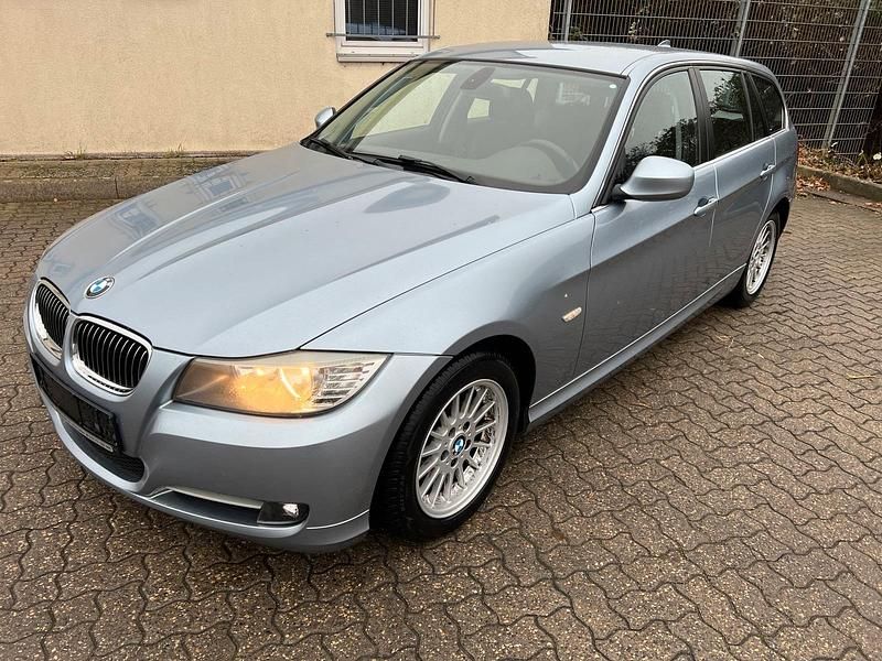 Gebraucht BMW 320 182 PS (133 kW) 2010 Blau Kombi