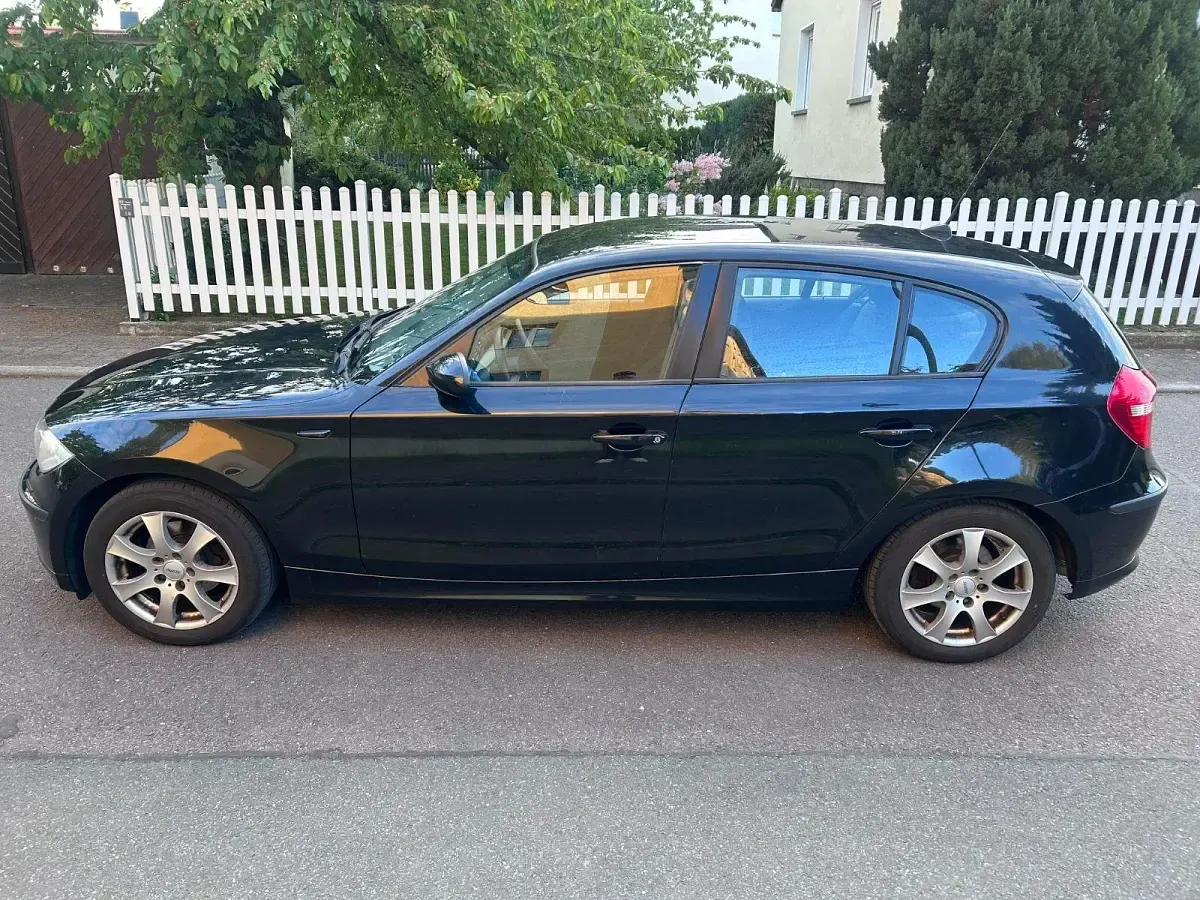 Gebraucht BMW 116 122 PS (89 kW) 2009 Schwarz Kleinwagen