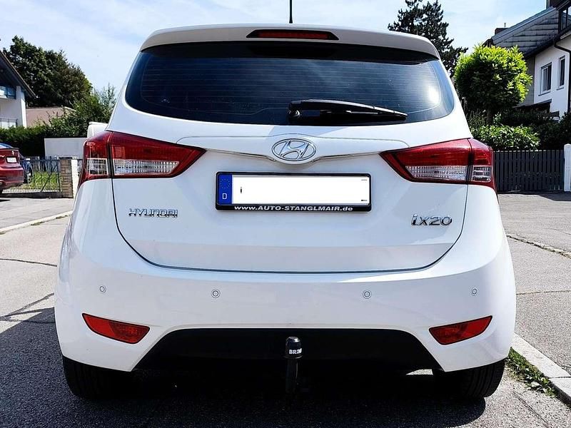 Weiß Gebraucht 2015 Hyundai ix20 Edition Kleinwagen | 6.350 € (Fairer Preis) - Bild 1/4