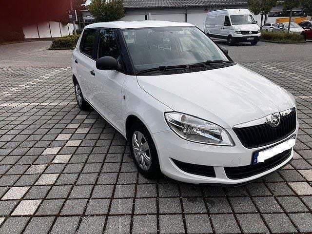 Weiß Gebraucht 2013 Skoda Fabia Ambition Kleinwagen | 3.955 € (Guter Preis) - Bild 1/4