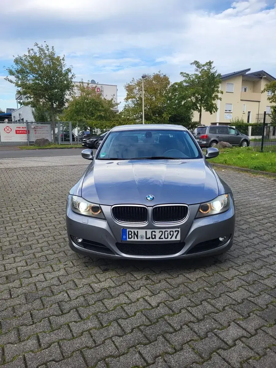 Gebraucht BMW 320 170 PS (125 kW) 2010 Grau Limousine