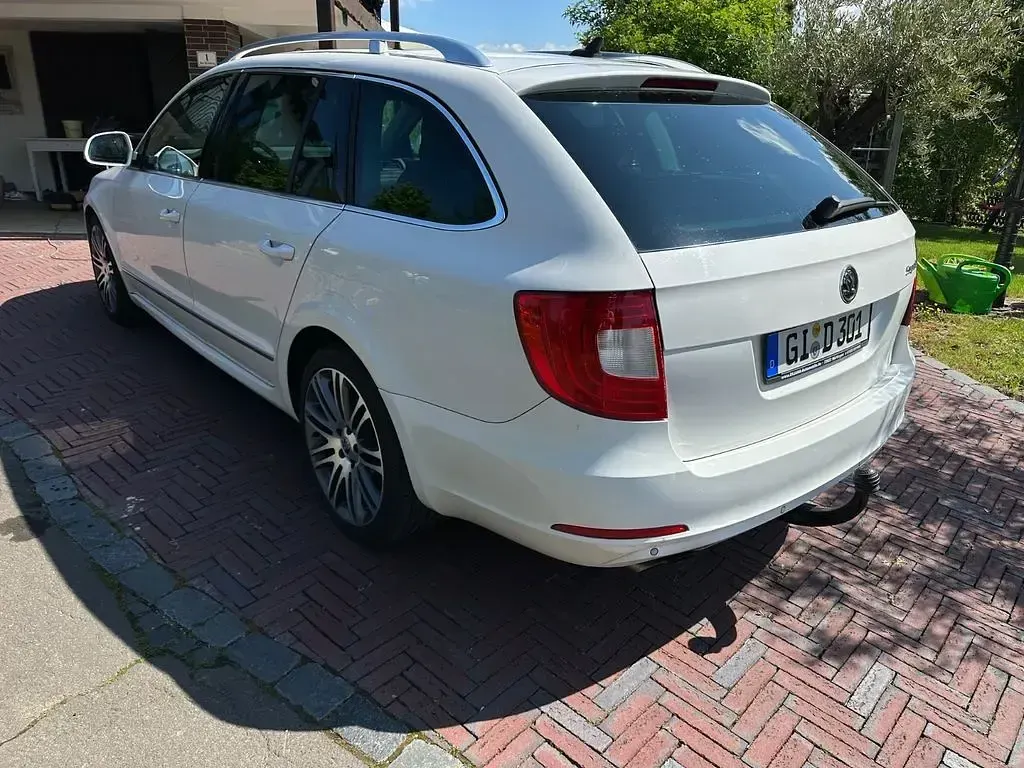 Używany Skoda Superb Elegance 170 KM (125 kW) 2012 Biały Kombi