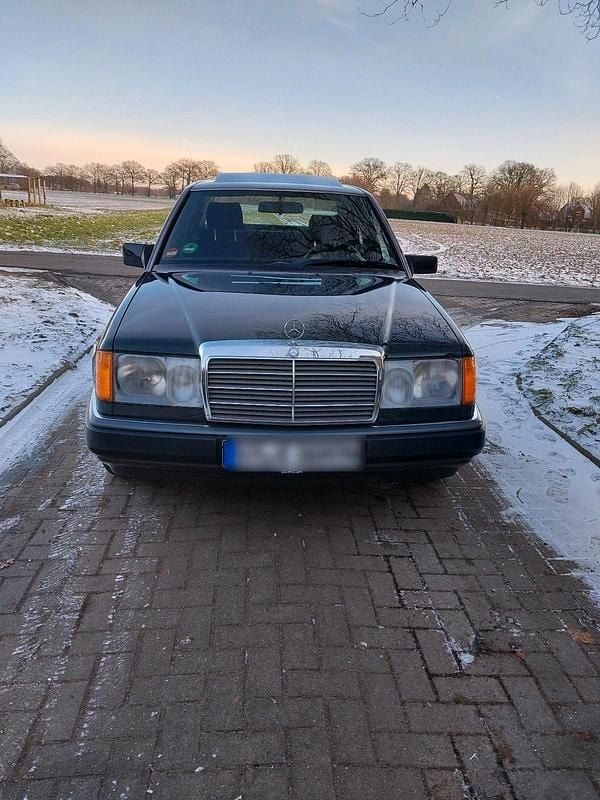 Gebraucht Mercedes E230 132 PS (97 kW) 1990 Schwarz Limousine
