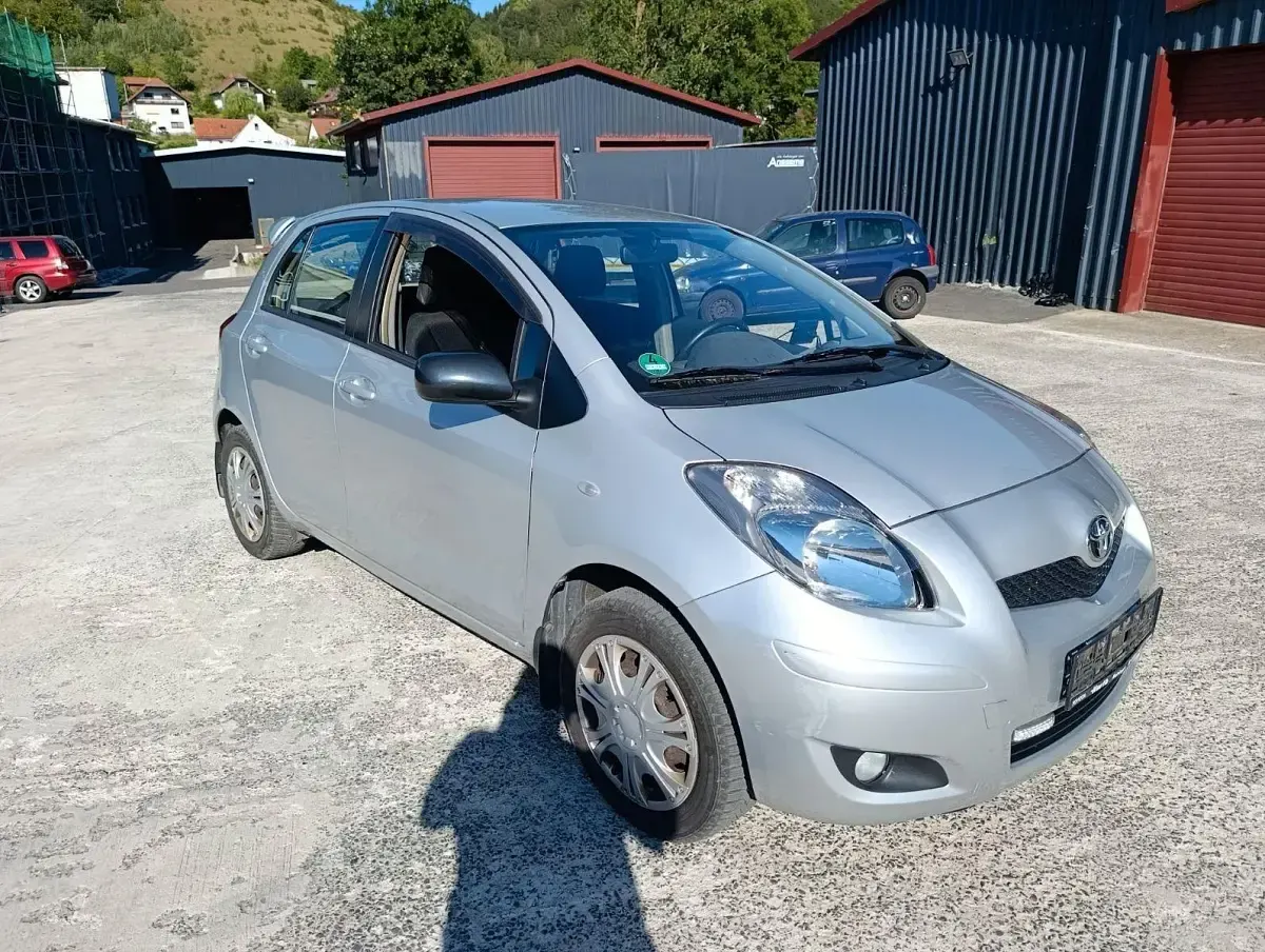 Gebraucht Toyota Yaris Life 101 PS (74 kW) 2010 Silber Kleinwagen