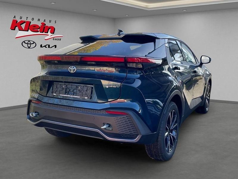 Neu Toyota C-HR 152 PS (111 kW) 2025 Blau SUV