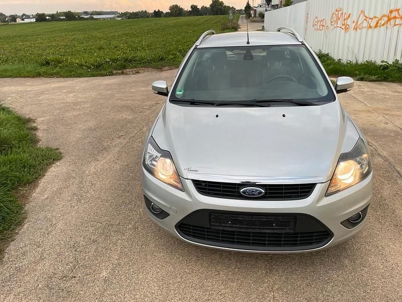 Grau Gebraucht 2010 Ford Focus Kombi | 2.450 € (Fairer Preis) - Bild 1/4