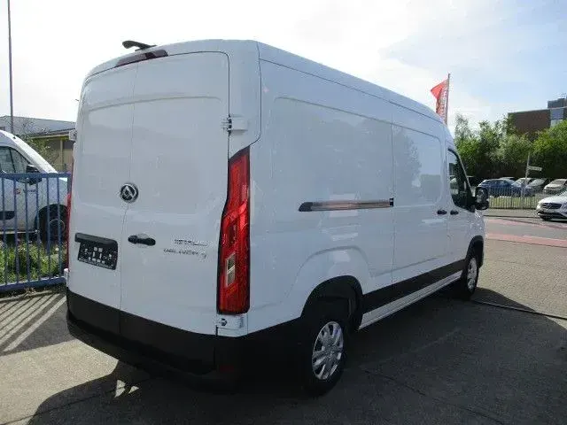 Second-hand Maxus V90 148 CP (108 kW) 2023 Alb Van