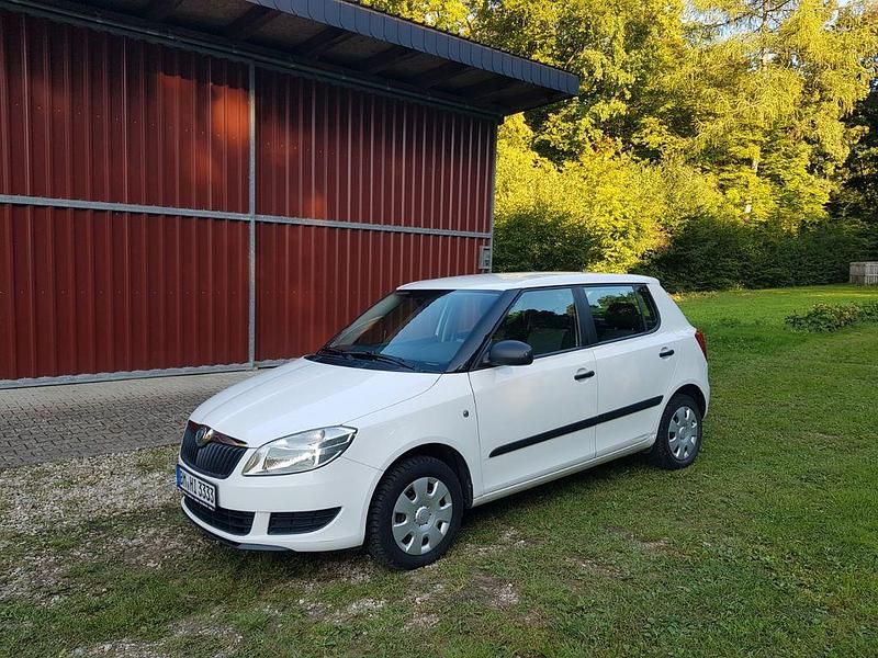 Weiß Gebraucht 2012 Skoda Fabia Active Kleinwagen | 4.000 € (Fairer Preis) - Bild 1/4