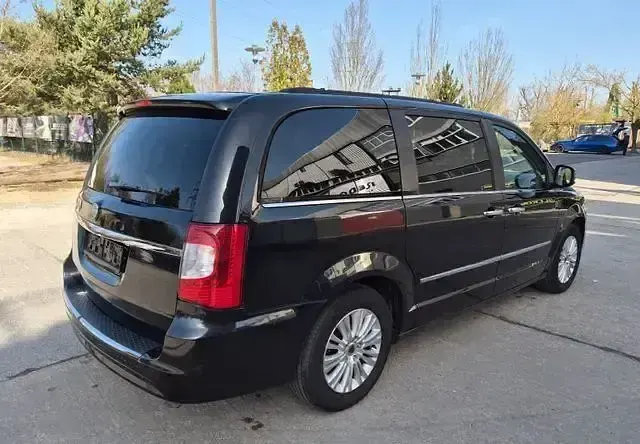 Usata Lancia Voyager Gold 163 CV (119 kW) 2011 Nero Monovolume