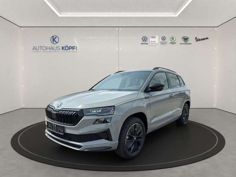 Steelgrau Neu 2025 Skoda Karoq SportLine SUV | 40.985 € (Etwas zu teuer) - Bild 1/4