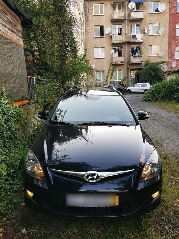 Schwarz Gebraucht 2010 Hyundai i30 Kombi | 1.800 € (Superpreis) - Bild 1/4