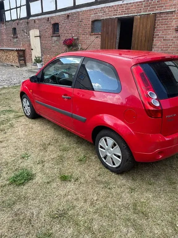 Gebraucht Ford Fiesta Ambiente 69 PS (50 kW) 2007 Rot Kleinwagen