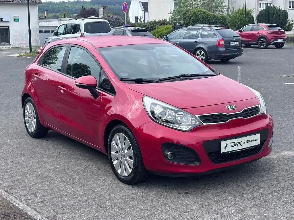 Używany Kia Rio 109 KM (80 kW) 2012 Czerwony Sedan/Limuzyna