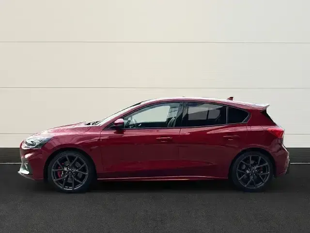 Käytetty Ford Focus ST 280 HP (205 kW) 2020 Punainen Sedan