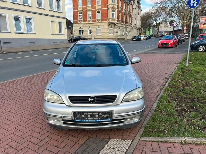 Gebraucht Opel Astra 101 PS (74 kW) 1999 Silber Limousine