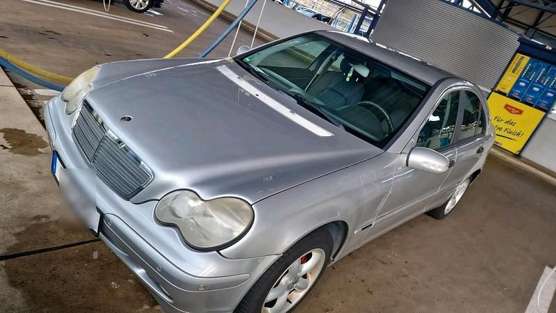 Silber Gebraucht 2002 Mercedes C180 Limousine | 700 € - Bild 1/4