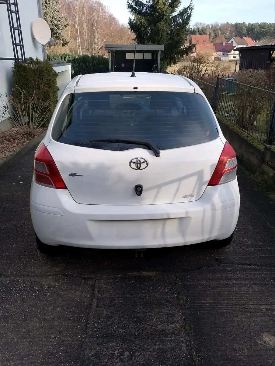 Gebraucht Toyota Yaris 101 PS (74 kW) 2010 Weiß Kleinwagen