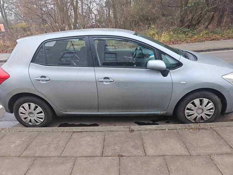 Grau Gebraucht 2008 Toyota Auris Limousine | 2.800 € (Fairer Preis) - Bild 1/4