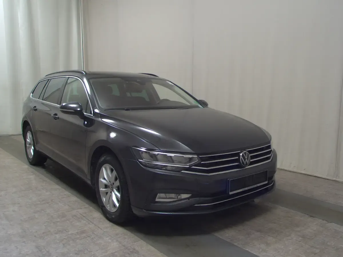 Gebraucht VW Passat Business 150 PS (110 kW) 2023 Mangangrau metallic Kombi
