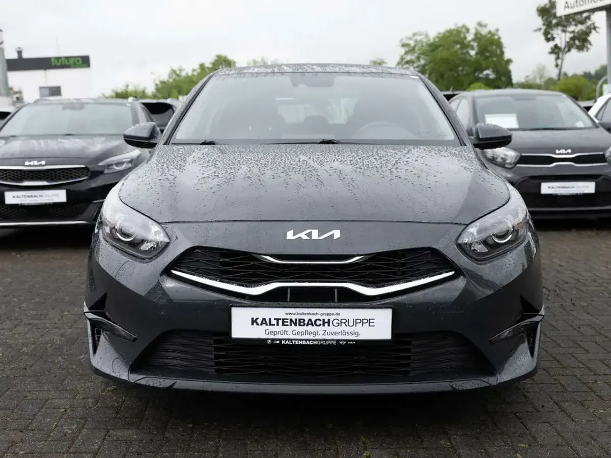 Usado Kia Ceed Edition 7 120 CV (88 kW) 2022 Negro Utilitario