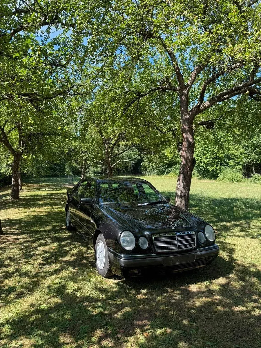 Gebraucht Mercedes E240 Elegance 170 PS (125 kW) 1998 Schwarz Limousine