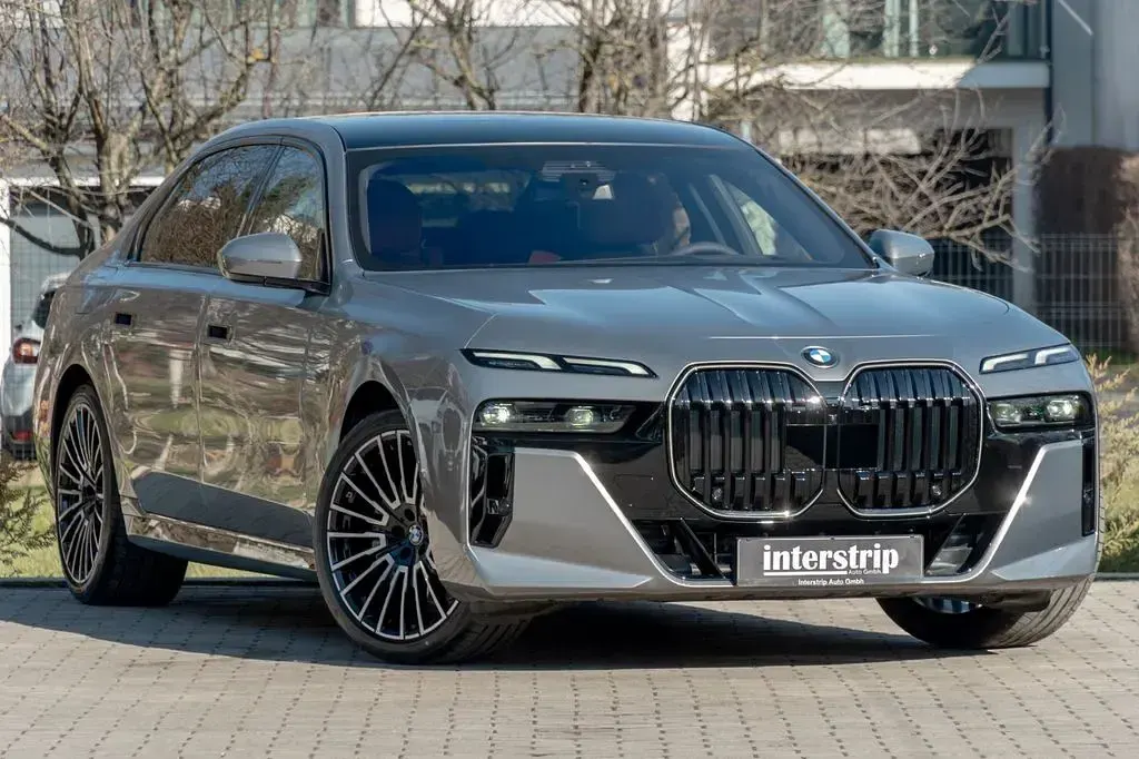 Gebraucht BMW 740 Sport Line 299 PS (219 kW) 2026 Grau Limousine