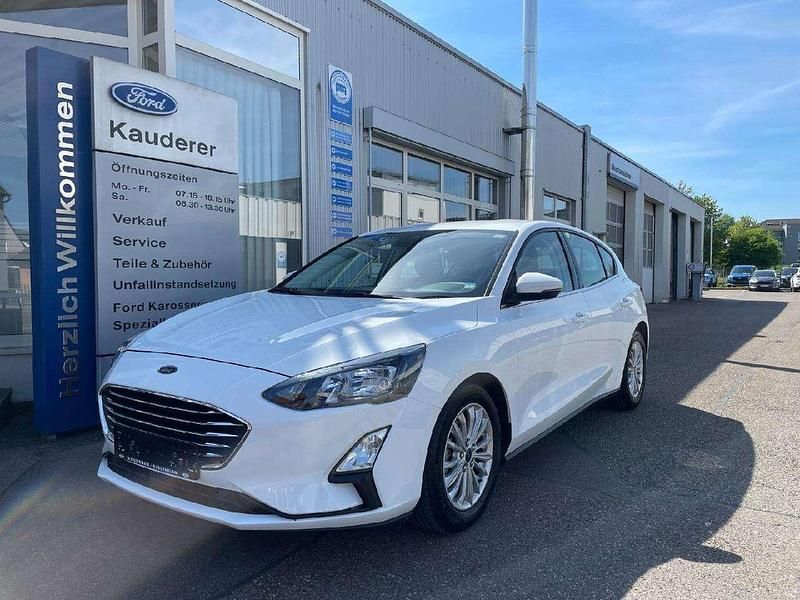 Frostweiß Gebraucht 2020 Ford Focus Titanium Limousine | 16.990 € (Fairer Preis) - Bild 1/4